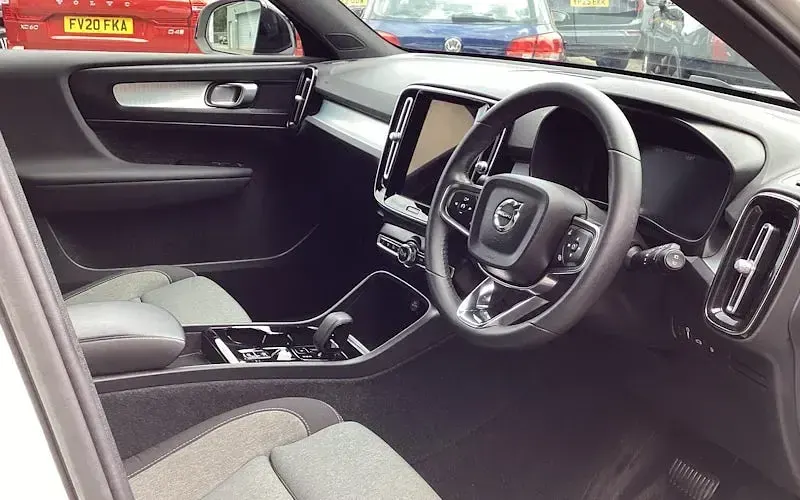 Used Volvo XC40 Plus 211 HP (155 kW) 2023 White SUV
