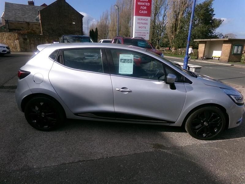 Used Renault Clio IV Dynamique 90 HP (66 kW) 2018 Silver Hatchback