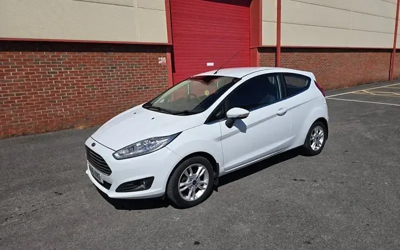 Used Ford Fiesta Zetec 101 HP (74 kW) 2016 White Hatchback