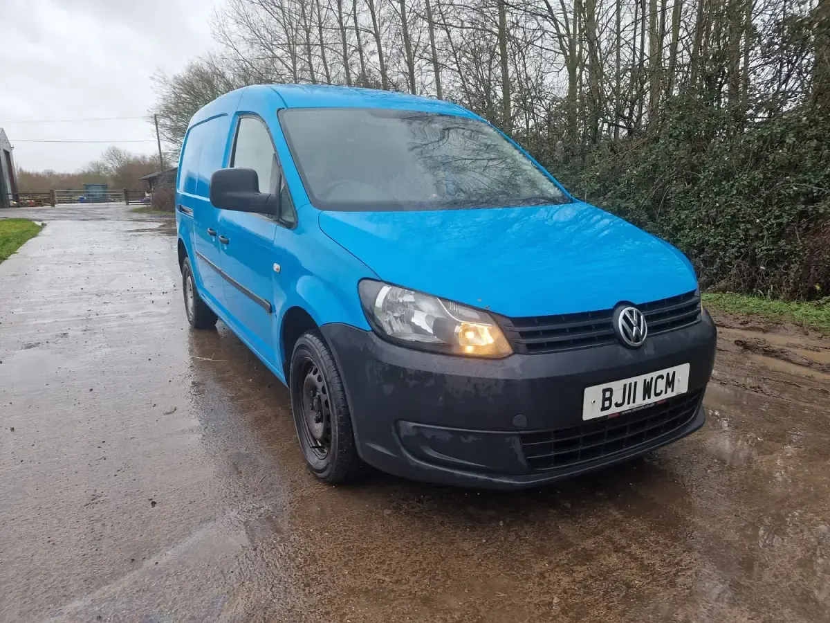 Usado VW Caddy 102 HP (75 kW) 2011 Azul Monovolume