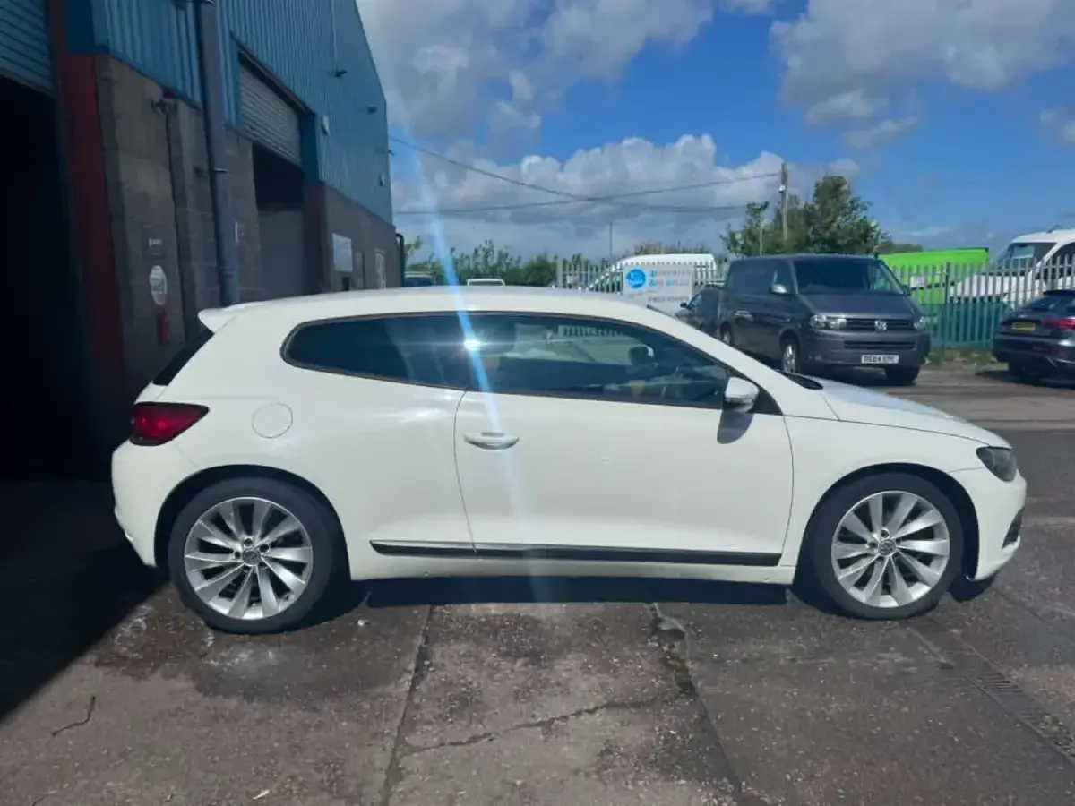 Begagnad VW Scirocco GT 138 HK (101 kW) 2009 Vit Sportkupé