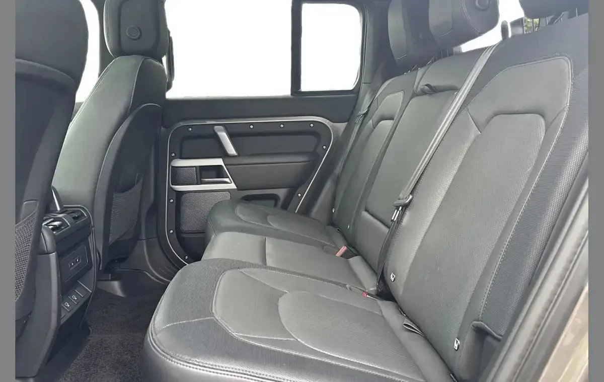 Used Land Rover Defender HSE Dynamic 296 HP (217 kW) 2023 Silver SUV