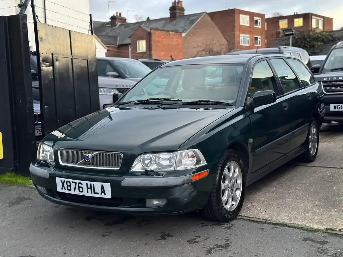 Used Volvo V40 SE 2000 Green Estate