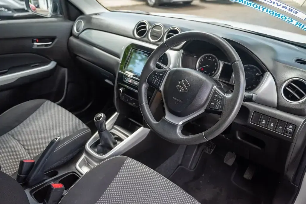 Gebraucht Suzuki Vitara SZ-T 120 PS (88 kW) 2017 Silber SUV