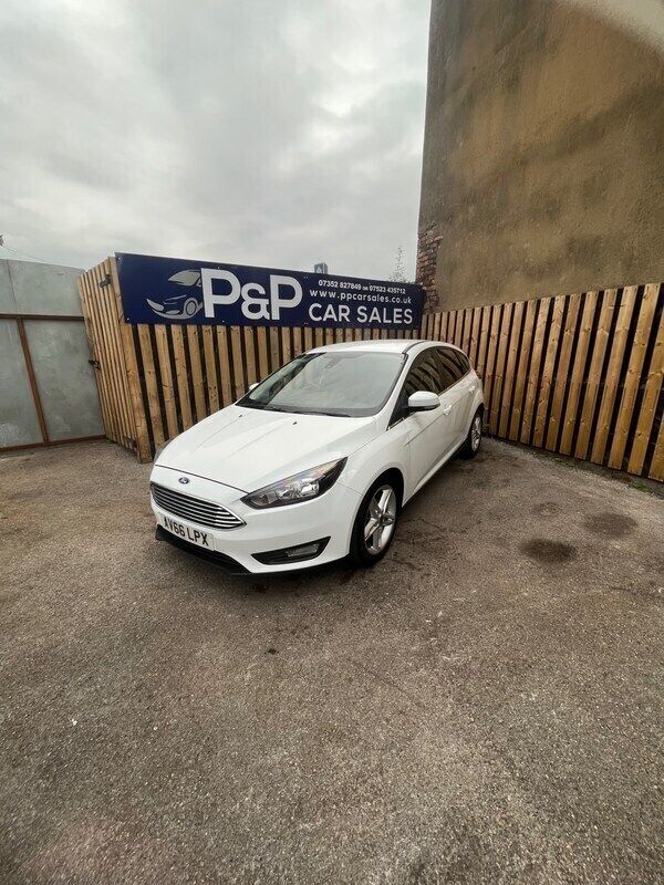 White Used 2016 Ford Focus Zetec Hatchback | £4,495 (Fair price) - Image 1/4