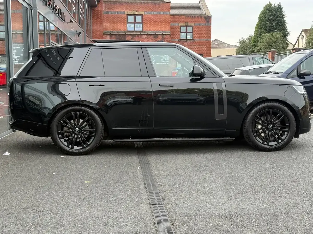 Used Land Rover Range Rover SE 360 HP (264 kW) 2023 Black SUV