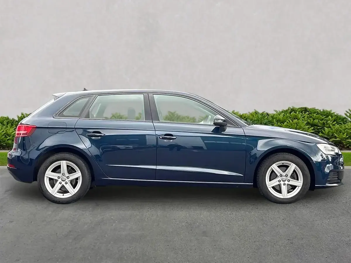 Used Audi A3 Sportback Advanced 116 HP (85 kW) 2019 Blue Hatchback