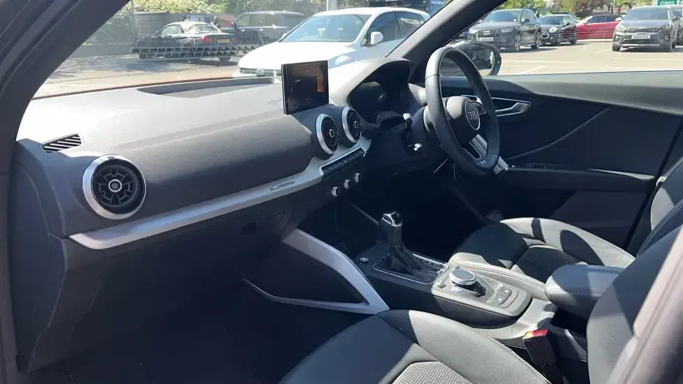 Begagnad Audi Q2 S-Line 150 HK (110 kW) 2023 Grå SUV