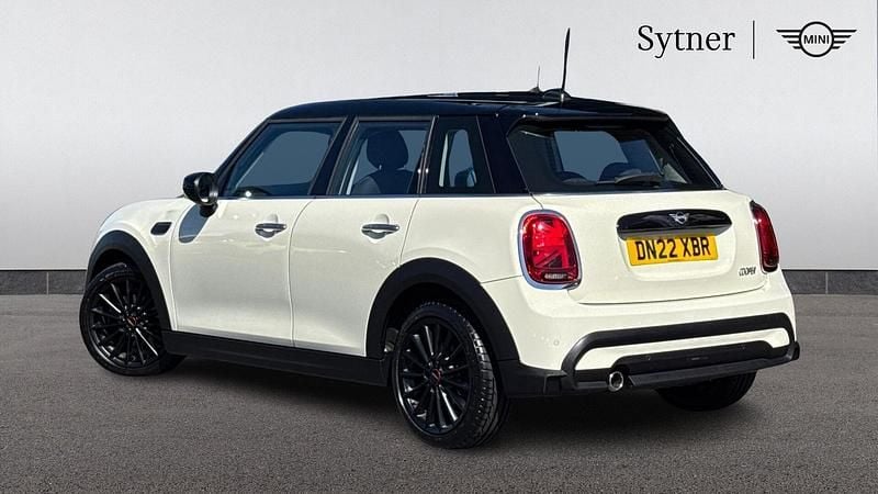 Used Mini Cooper Classic 134 HP (98 kW) 2022 White Hatchback