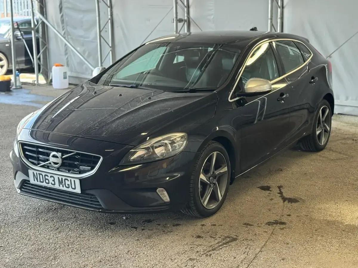 Used Volvo V40 R-Design 115 HP (84 kW) 2013 Black Hatchback