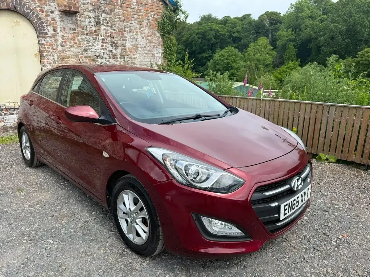 Used Hyundai i30 SE 110 HP (80 kW) 2016 Red Hatchback