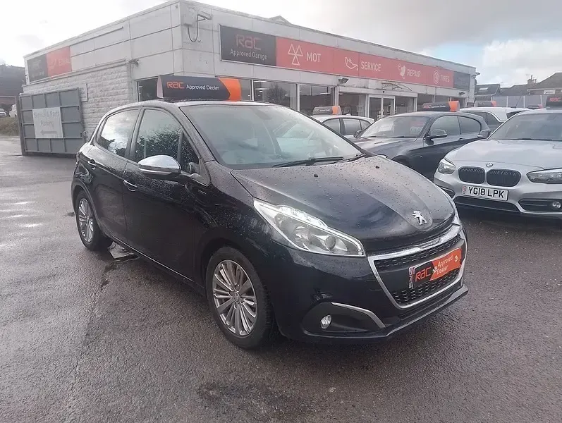 Used Peugeot 208 Signature Sky 82 HP (60 kW) 2019 Blue Hatchback