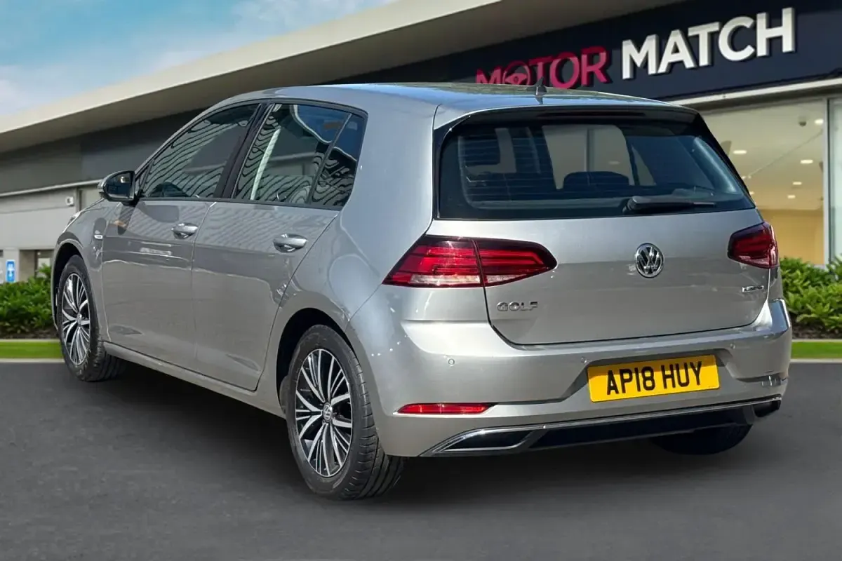 Używany VW Golf VII SE 2018 Srebrny Hatchback