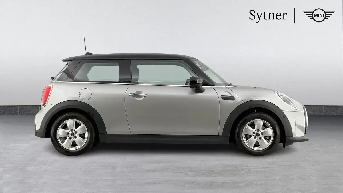 Usado Mini Cooper Classic 134 HP (98 kW) 2023 Prateado Citadino