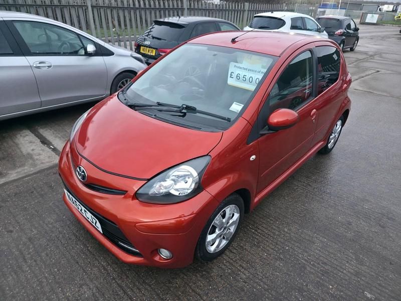 Begagnad Toyota Aygo 2012 Orange Halvkombi