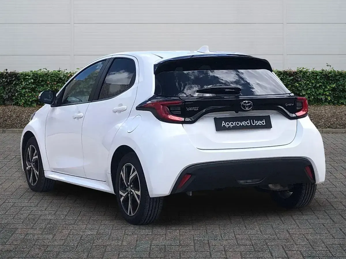 Used Toyota Yaris Design 116 HP (85 kW) 2024 White Hatchback