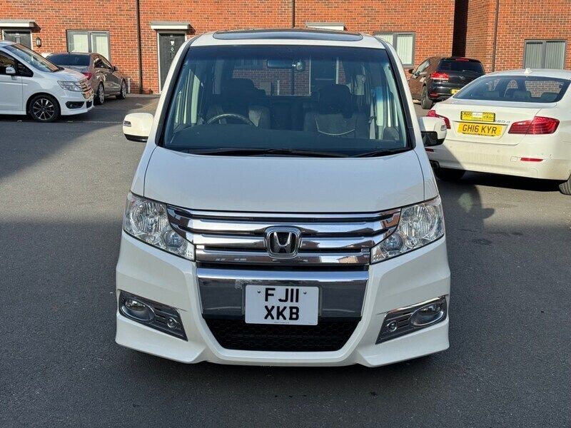 White Used 2011 Honda Stepwgn MPV | £8,900 (Fair price) - Image 1/4