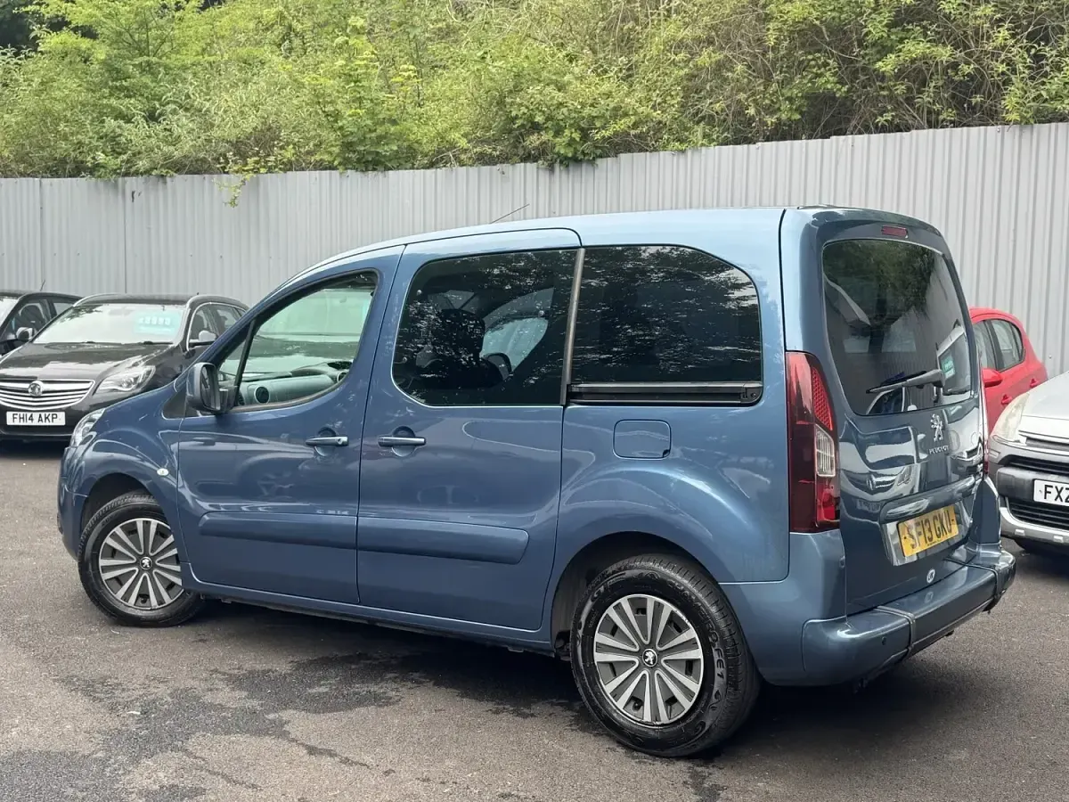 Used Peugeot TePee Access 92 HP (67 kW) 2013 Blue MPV