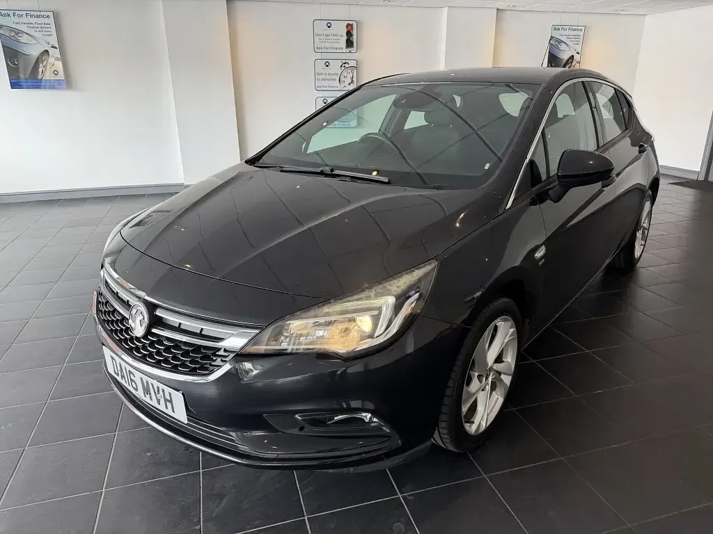 Used Vauxhall Astra SRi 98 HP (72 kW) 2016 Black Hatchback
