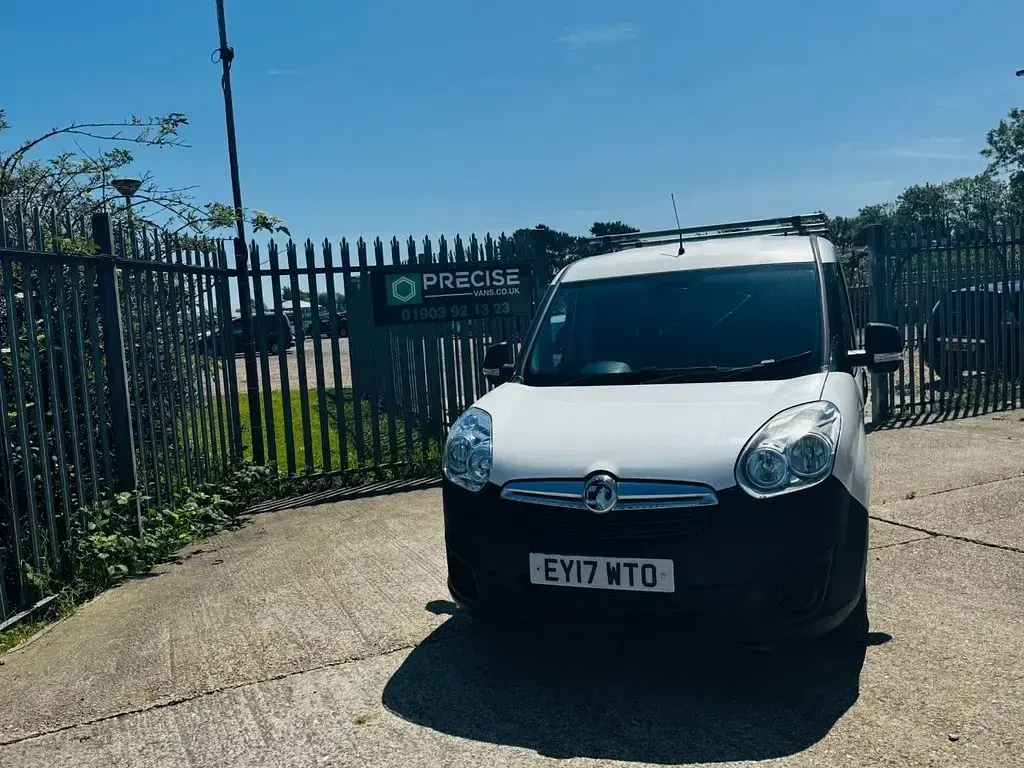 Used Vauxhall Combo 95 HP (69 kW) 2017 White MPV