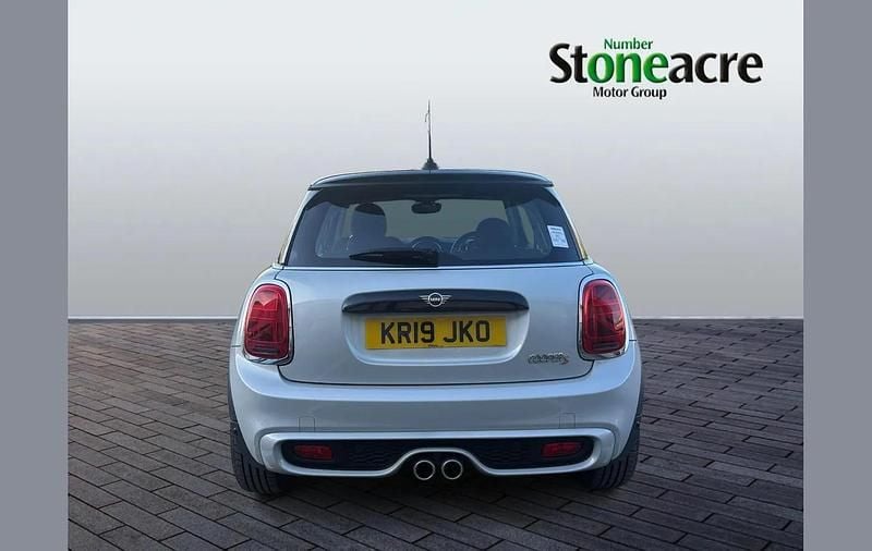 Usado Mini Cooper S Classic 188 HP (138 kW) 2019 Prateado Citadino