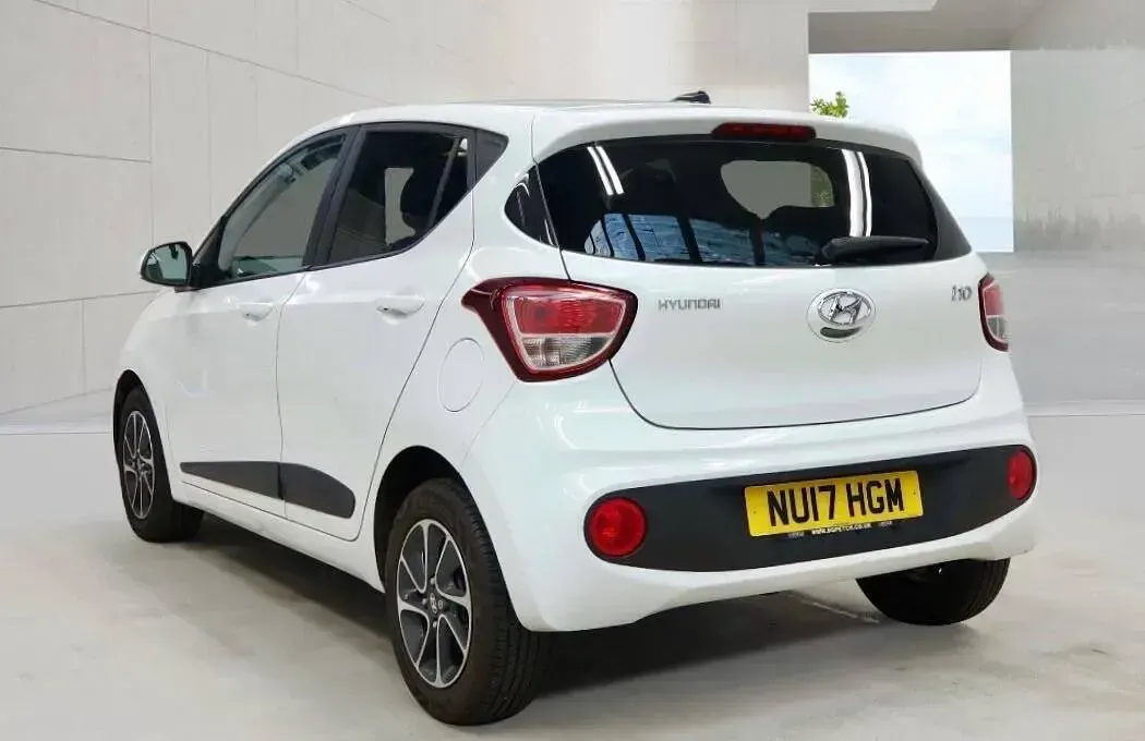 Used Hyundai i10 Premium 67 HP (49 kW) 2017 White Hatchback