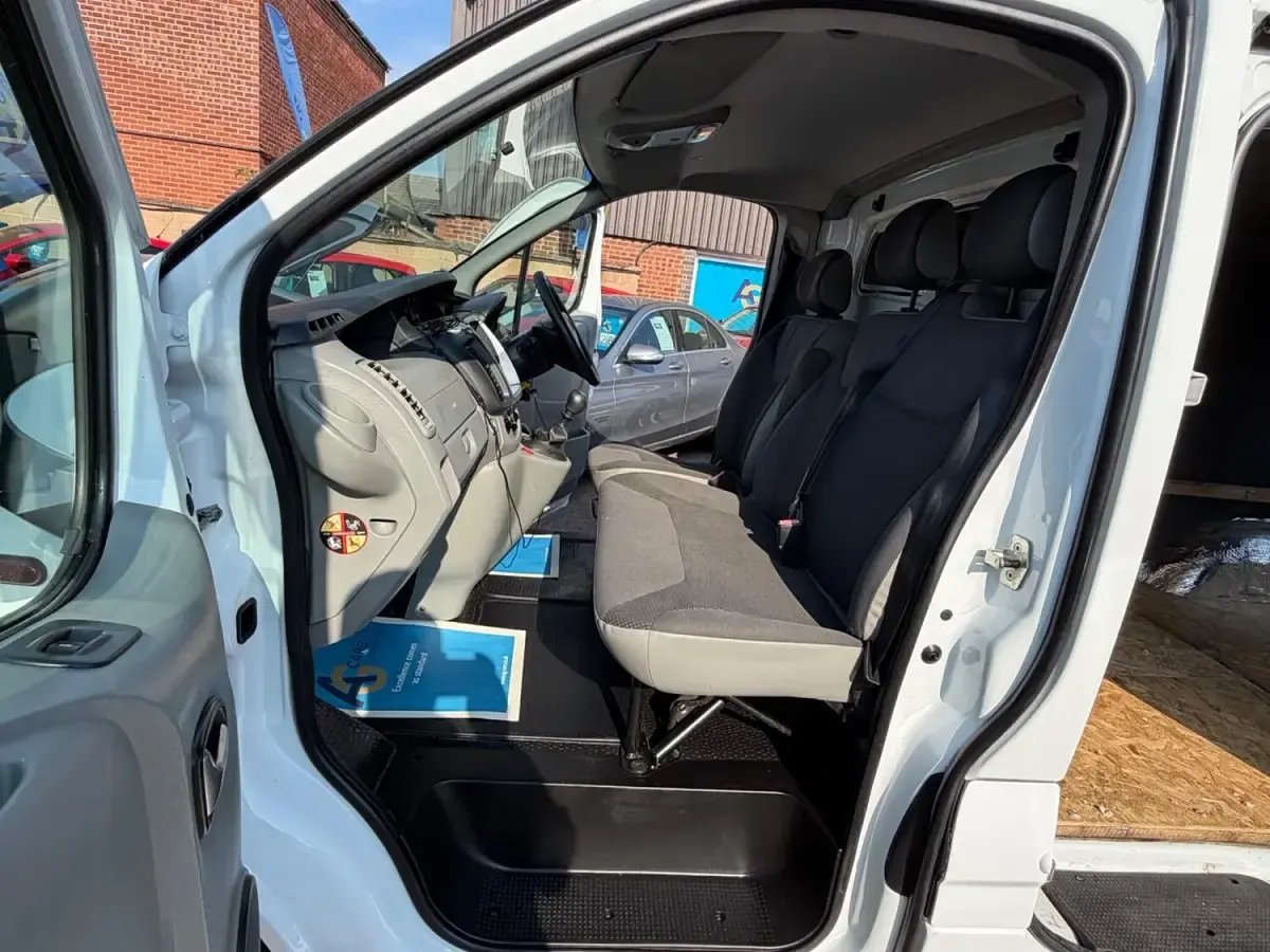 Used Vauxhall Vivaro Sportive 115 HP (84 kW) 2014 White MPV