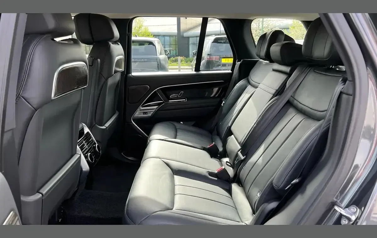 Used Land Rover Range Rover HSE 400 HP (294 kW) 2025 Grey SUV