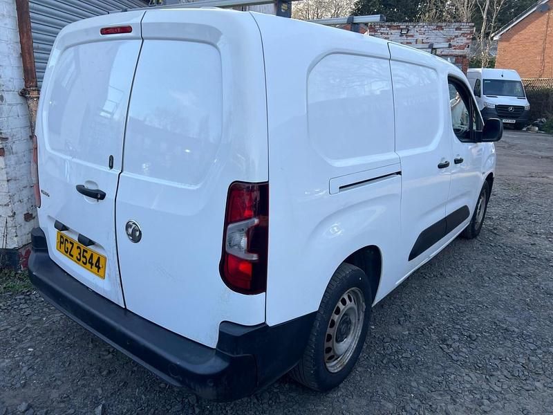Second-hand Vauxhall Combo Edition 100 CP (73 kW) 2021 Alb Monovolum