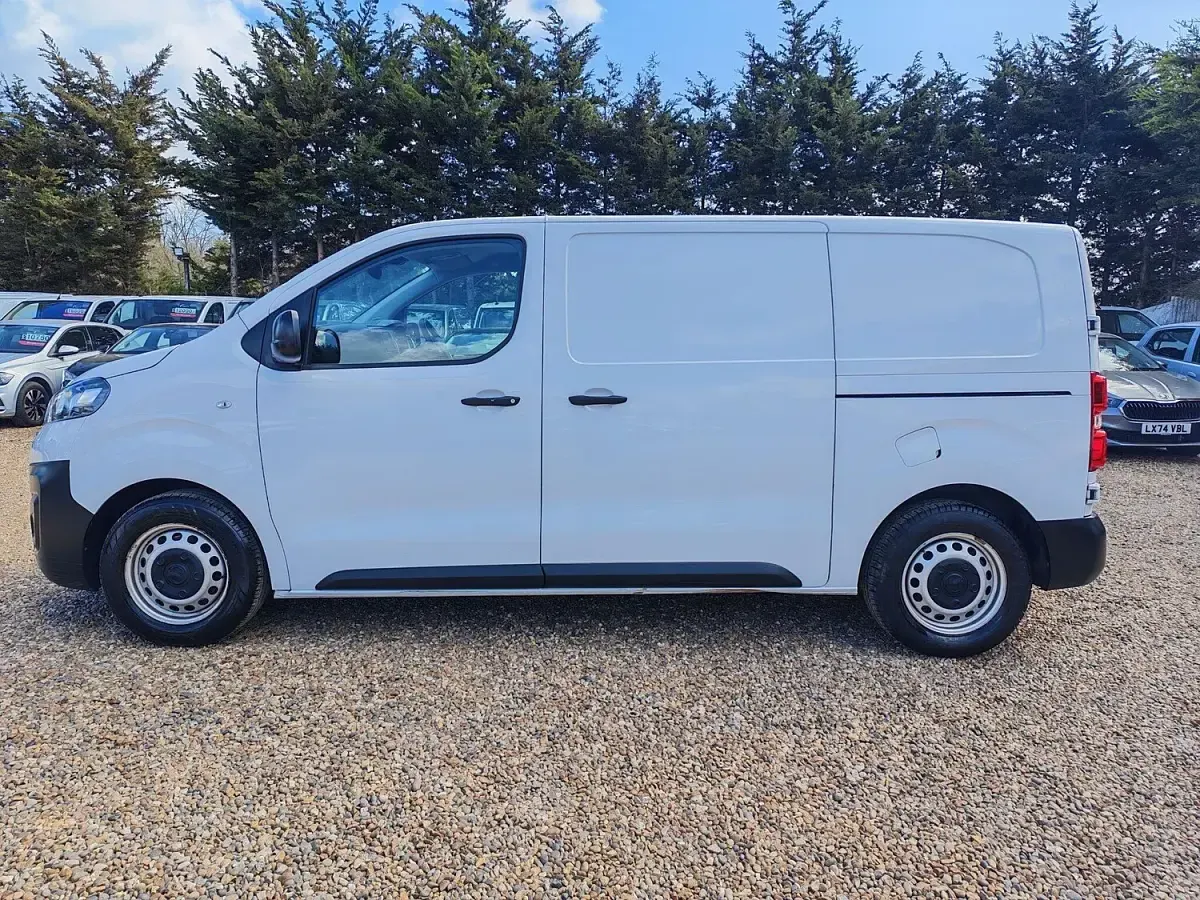 Used Vauxhall Vivaro S 100 HP (73 kW) 2023 White MPV