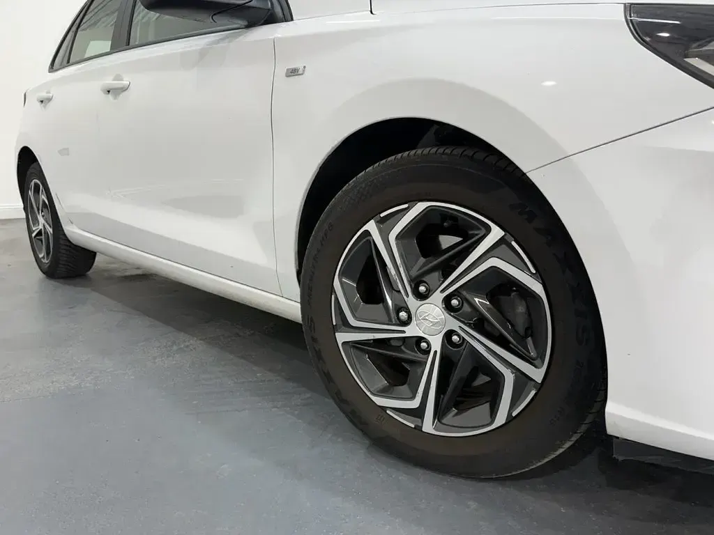 Used Hyundai i30 SE 120 HP (88 kW) 2023 White Hatchback