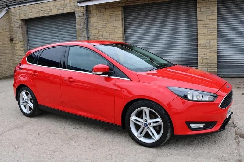 Used Ford Focus Zetec 115 HP (84 kW) 2015 Red Hatchback