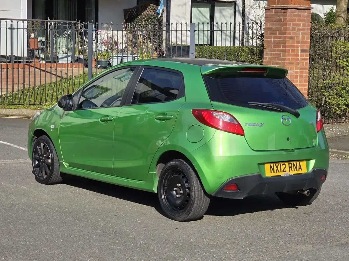 Second-hand Mazda 2 2012 Verde Hatchback
