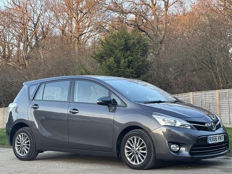 Used Toyota Verso 112 HP (82 kW) 2016 Grey MPV