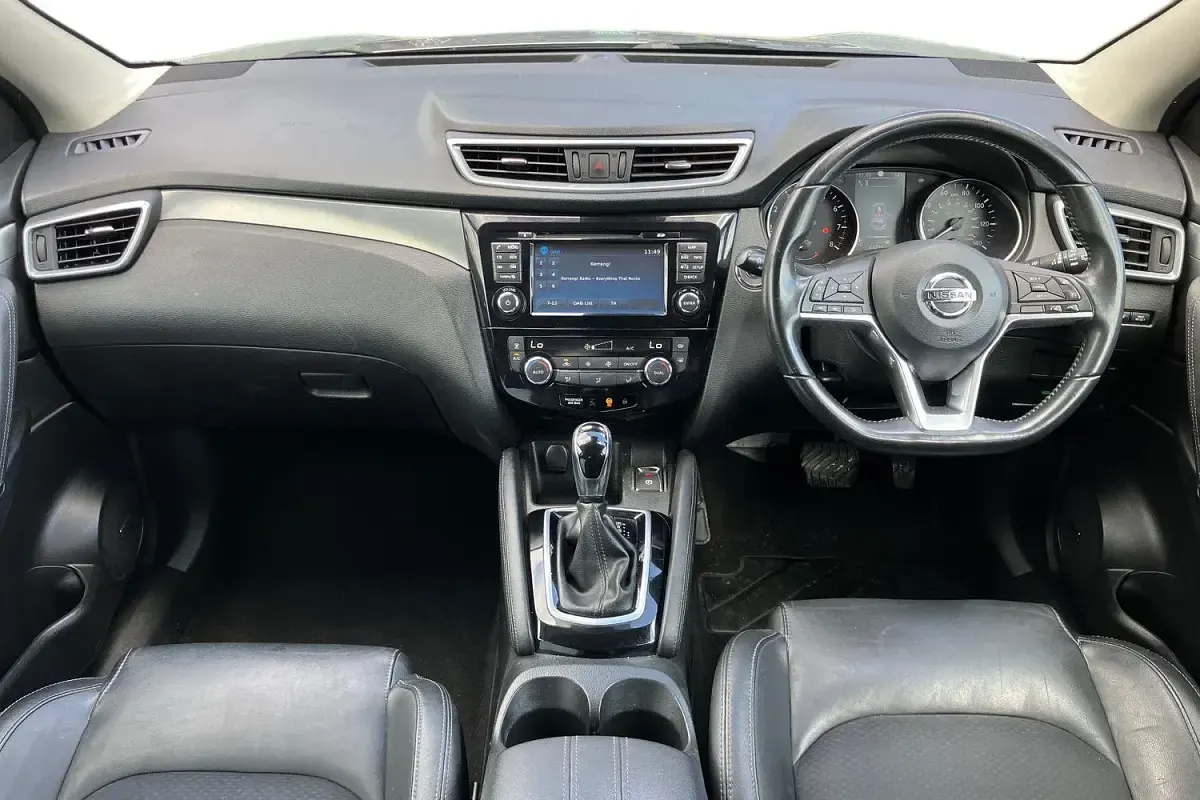 Used Nissan Qashqai Tekna 116 HP (85 kW) 2017 Silver SUV