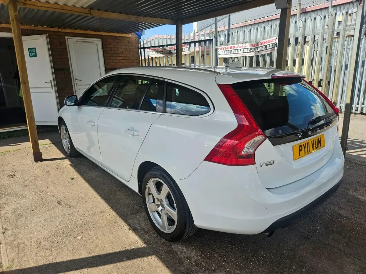 Usado Volvo V60 SE Lux 163 CV (119 kW) 2011 Blanco Familiar