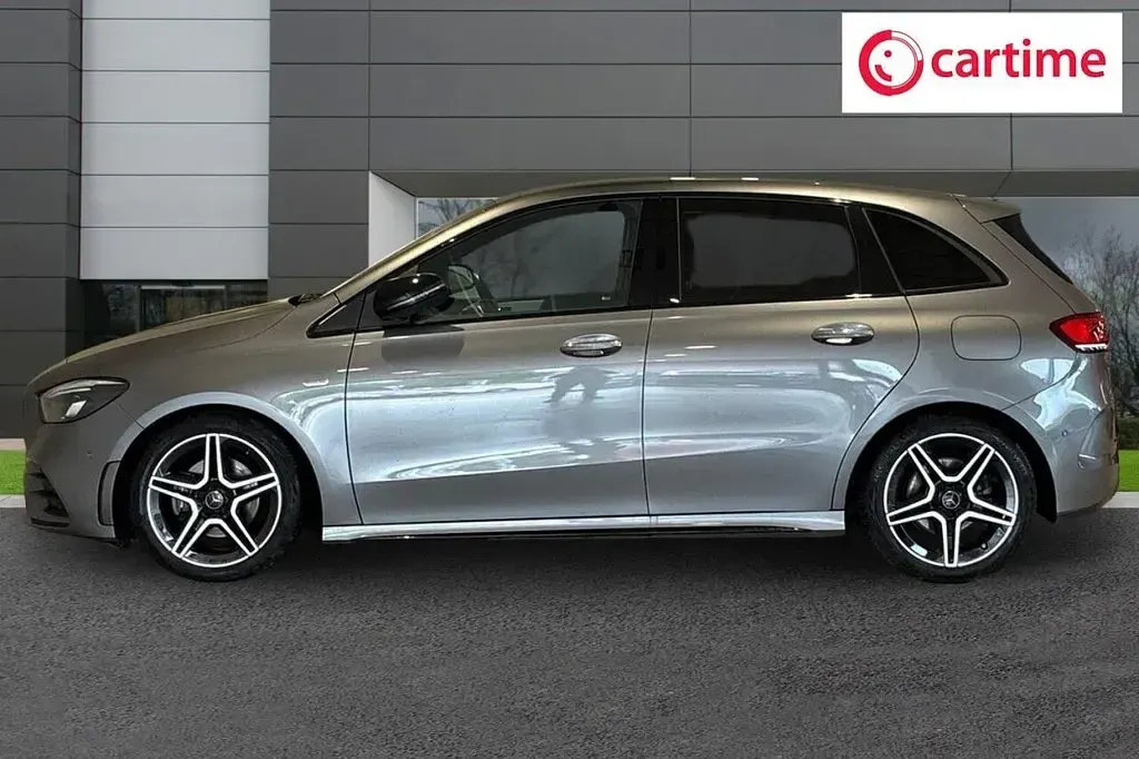 Usado Mercedes B200 AMG Line Premium 163 HP (119 kW) 2022 Cinzento Monovolume