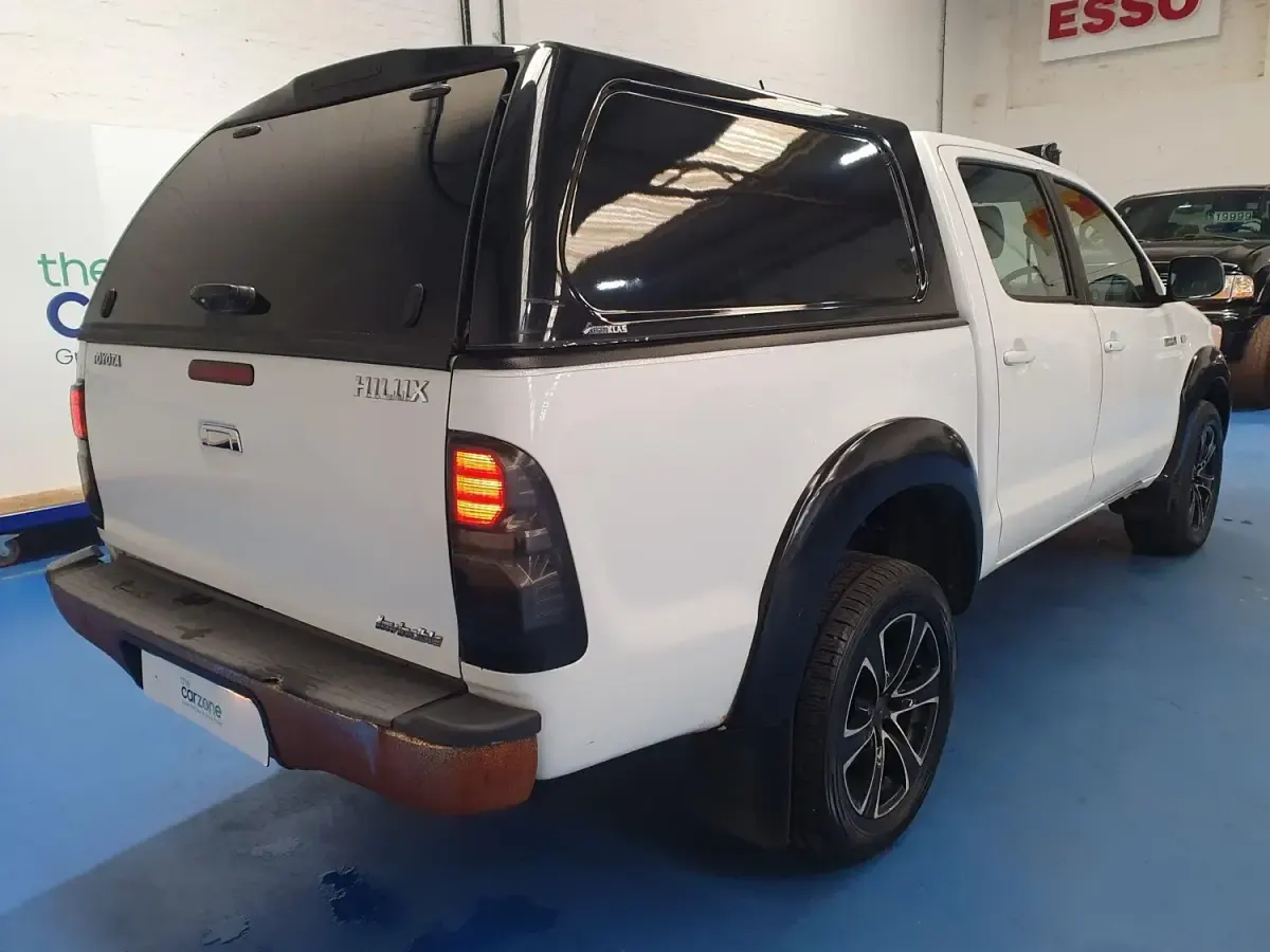 Used Toyota HiLux 144 HP (105 kW) 2013 White Pickup