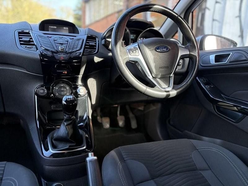 Used Ford Fiesta Zetec 82 HP (60 kW) 2016 Silver Hatchback