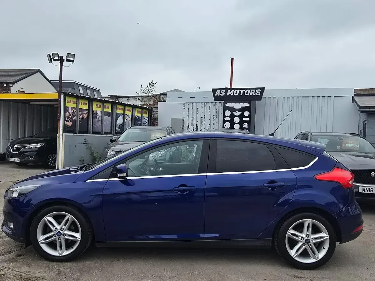 Used Ford Focus Titanium 125 HP (91 kW) 2016 Blue Hatchback