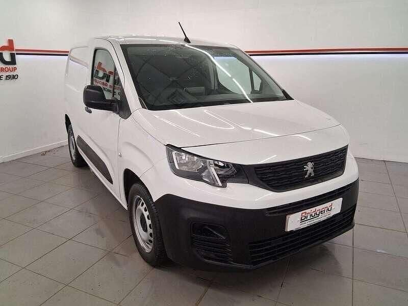 White Used 2023 Peugeot Partner Premium MPV | £13,499 (Fair price) - Image 1/4