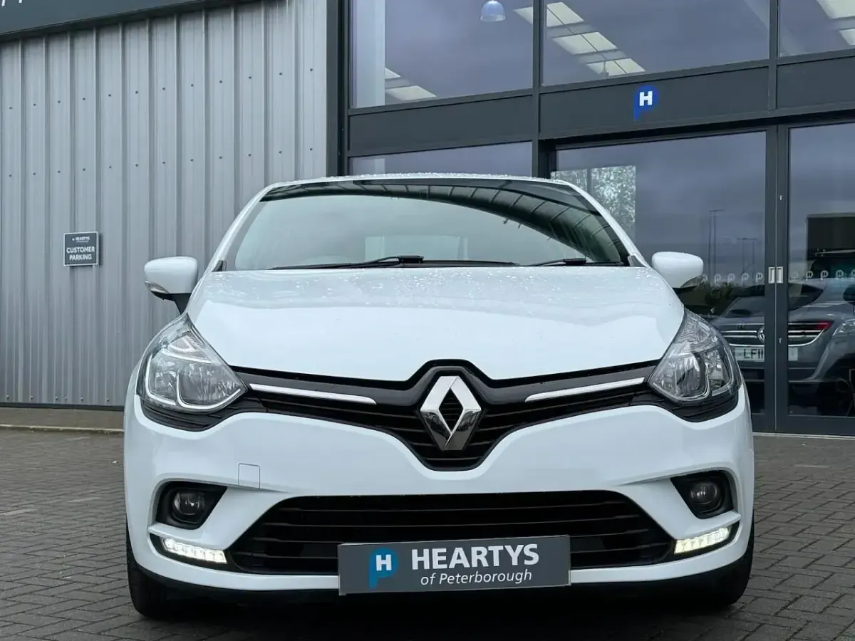 Used Renault Clio Play 89 HP (65 kW) 2019 White Hatchback