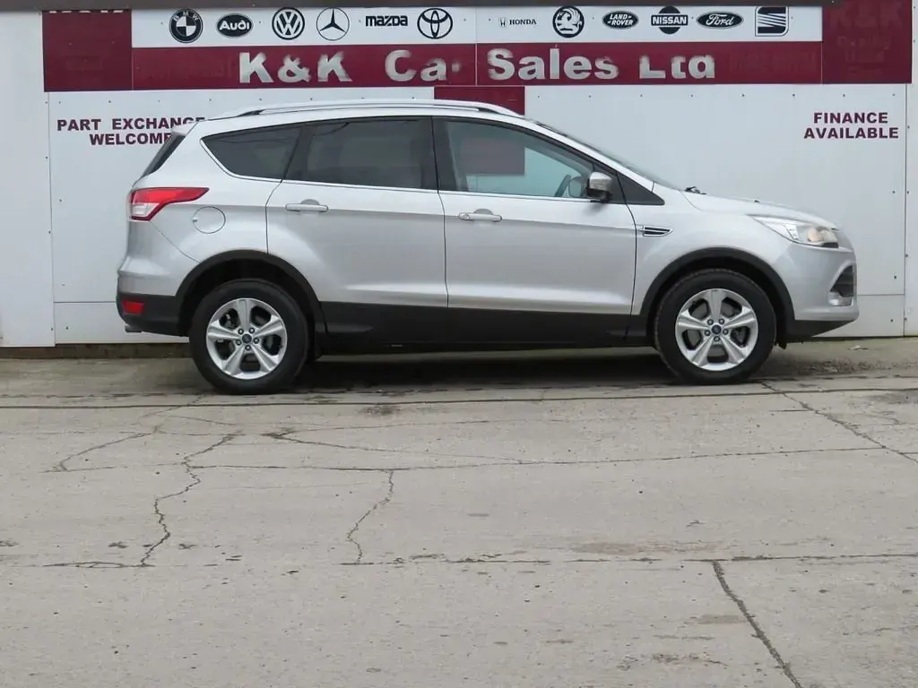 Usado Ford Kuga Zetec 163 CV (119 kW) 2014 Plateado SUV