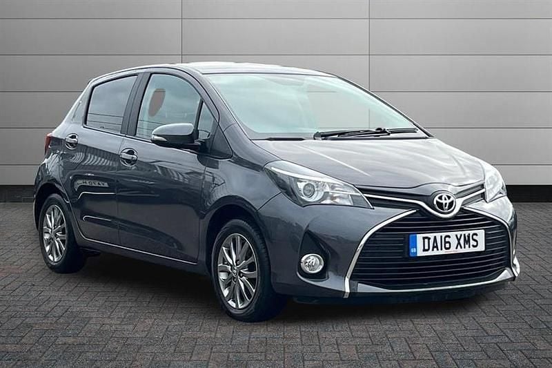 Decuma grey Used 2016 Toyota Yaris Hatchback | £7,575 (Fair price) - Image 1/4