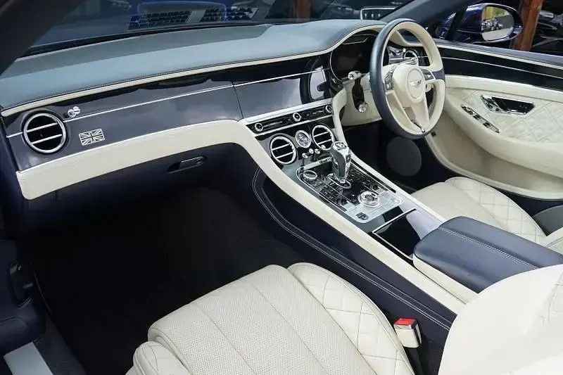 Begagnad Bentley Continental 635 HK (467 kW) 2020 Blå Cab