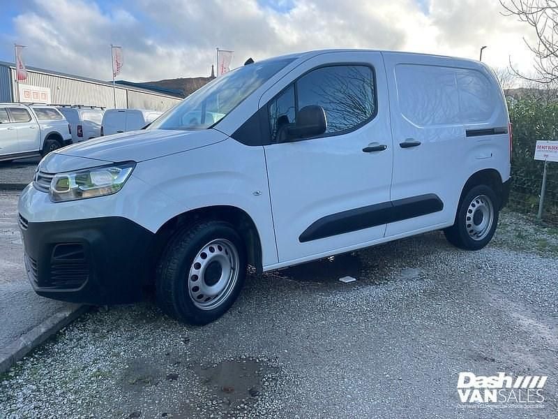 Usado Citroën Berlingo 100 CV (73 kW) 2023 Blanco Monovolumen