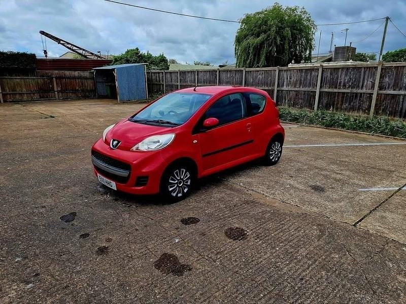 Used Peugeot 107 68 HP (50 kW) 2011 Red Hatchback
