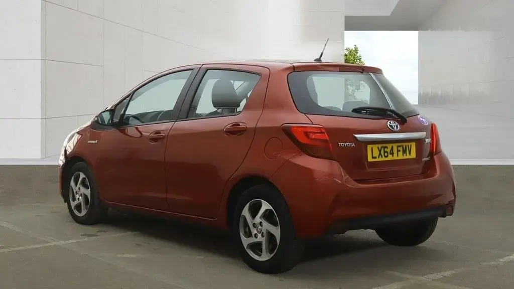 Used Toyota Yaris Active 101 HP (74 kW) 2021 Red Hatchback