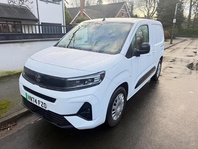 Used Vauxhall Combo 100 kW (136 HP) 2024 White MPV