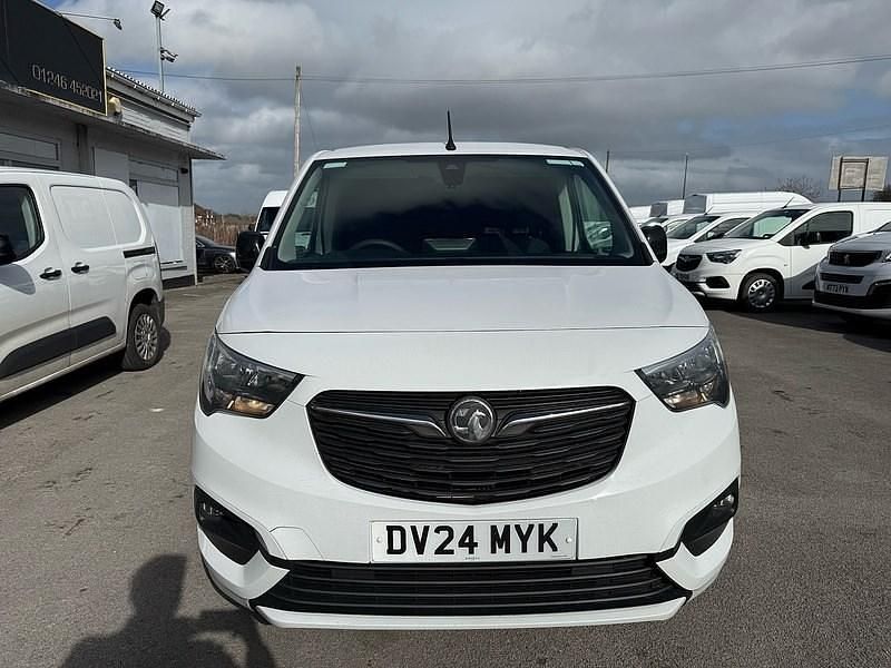 Second-hand Vauxhall Combo 100 CP (73 kW) 2024 Alb Monovolum